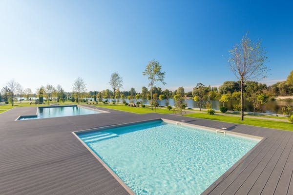 Tout savoir sur la piscine coque en polyester : avantages et choix